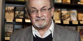 El escritor Salman Rushdie, apuñalado en el cuello mientras daba una conferencia en Nueva York