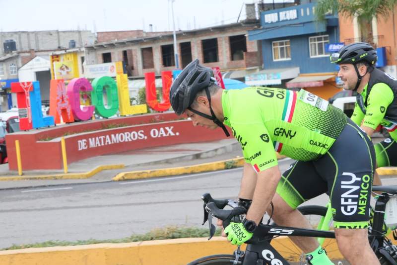 El gobernador AMH participa en el banderazo de salida y recorre la ciclista “Ford GFNY Oaxaca 2022”