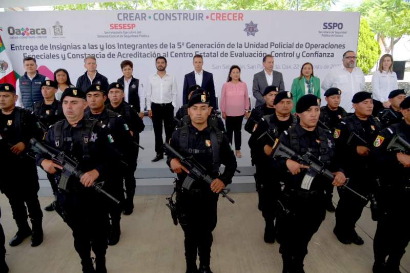 Entrega AMH insignias a 5ª generación de la Unidad Policial de Operaciones Especiales de Oaxaca