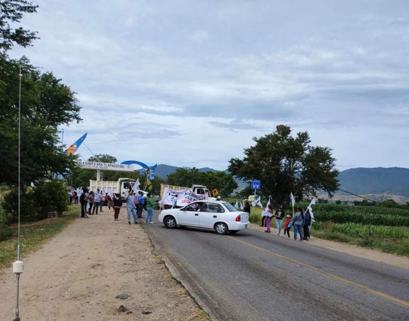 Para pedir dinero al gobierno, organización bloquea carretera a Puerto