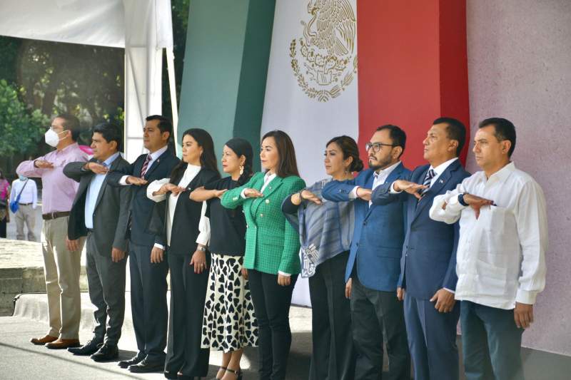 Dirige 65 Legislatura ceremonia cívica e izamiento de bandera en Oaxaca