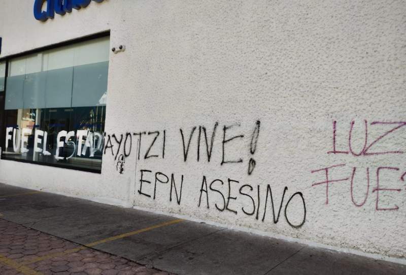 Entre vandalismo de encapuchados termina en Oaxaca marcha por Ayotzinapa