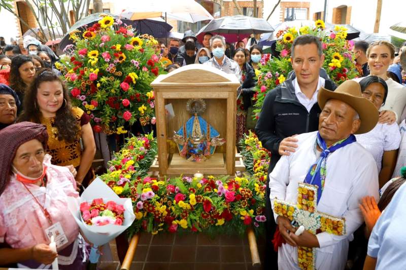 Juntos, artesanos y el gobernador Alejandro Murat encabezan procesión de la Inmaculada Virgen de Juquila a la Catedral