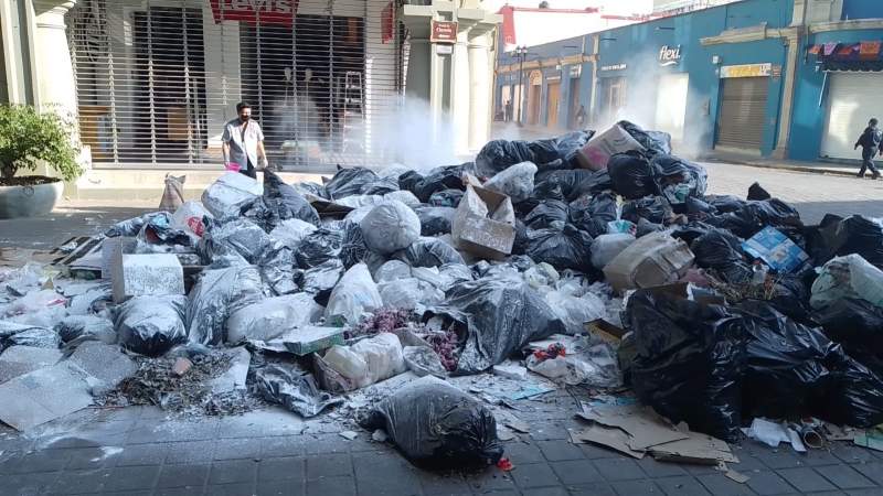 Se pudre la ciudad de Oaxaca entre montones de basura.