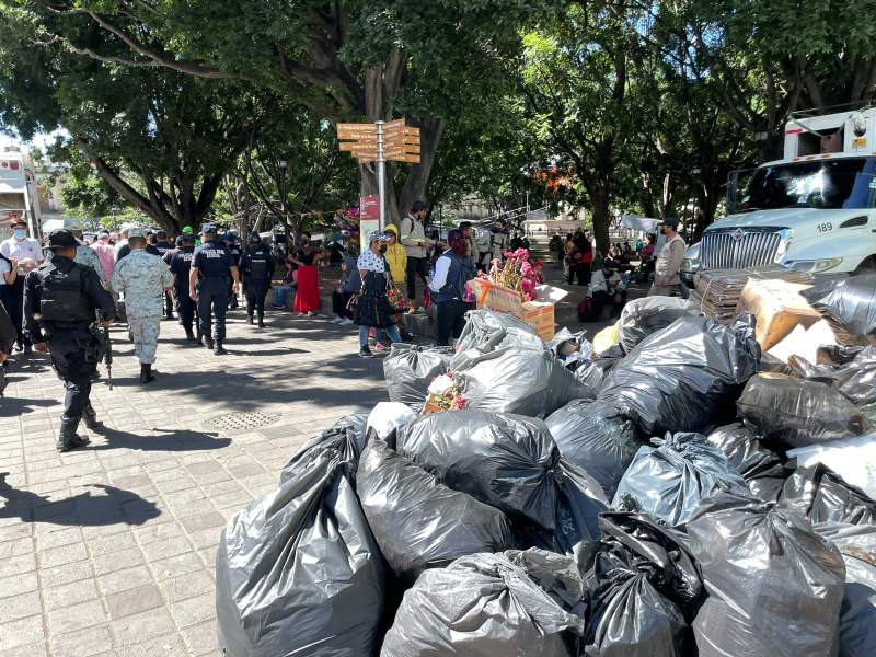 Trabajadores sindicalizados llenan de basura la ciudad de Oaxaca