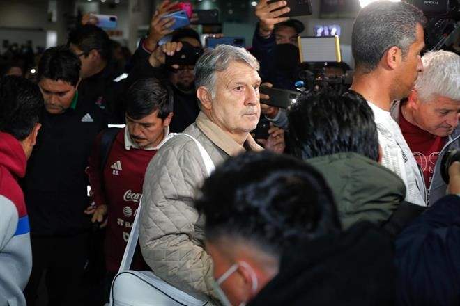 Reclaman aficionados a ‘Tata’ Martino en su llegada a México