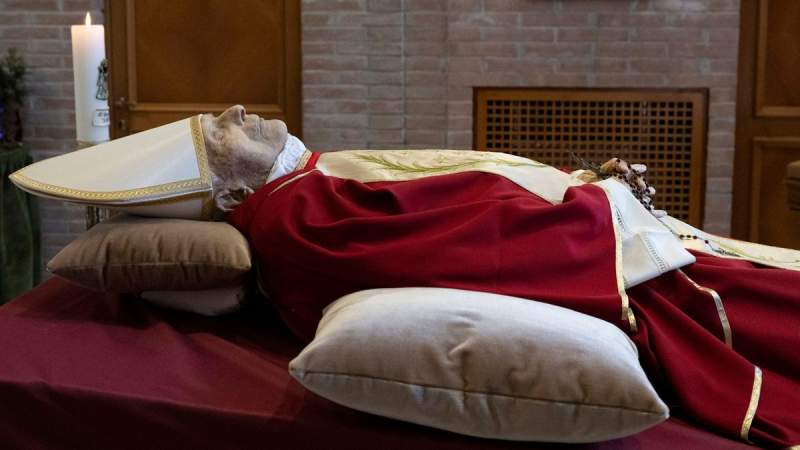 Dos papas convertidos en banderas de una guerra cultural en la Iglesia