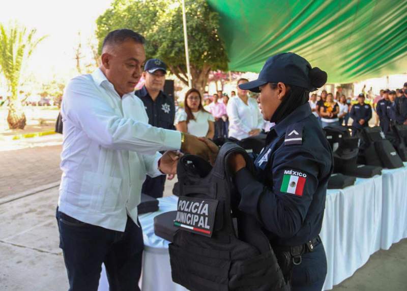 Fortalece Chente Castellanos a policía municipal para beneficio de las y los Xoxeños