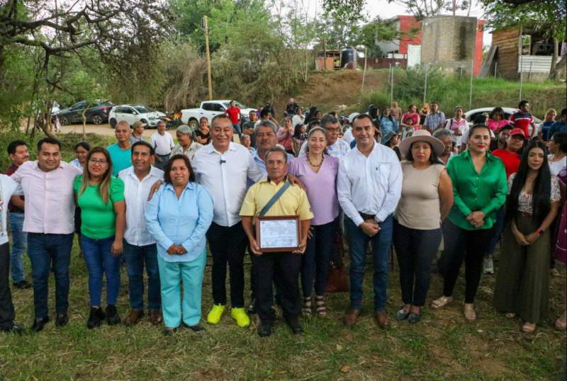 Entrega Ayuntamiento de Xoxocotlán reconocimiento administrativo a colonia Santa Cecilia