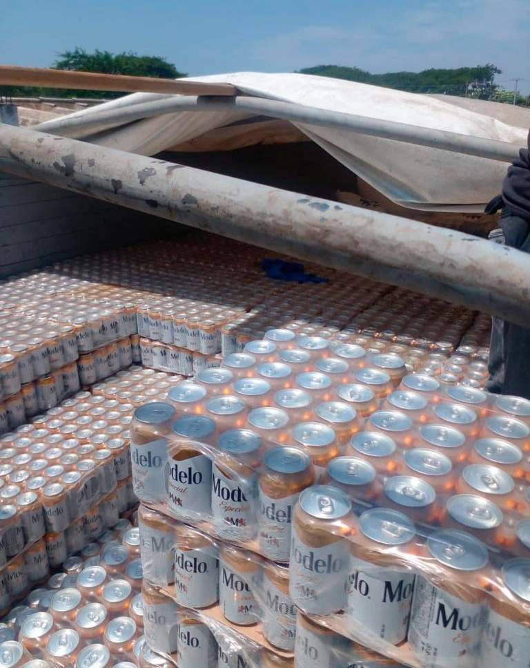 Asegura Fiscalía de Oaxaca tráiler con cargamento de cervezas clonadas en el Istmo