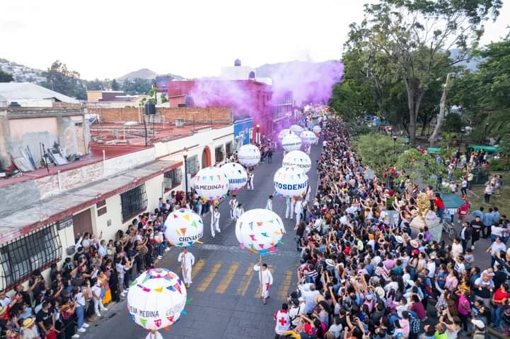 Miles disfrutan el Desfile de Delegaciones; vibra Oaxaca con la Guelaguetza 2023