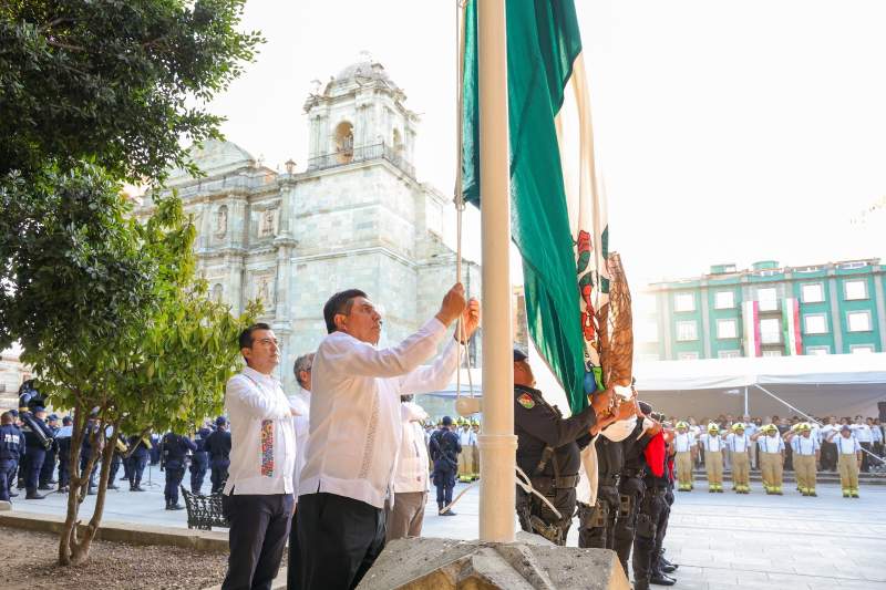 Encabeza Salomón Jara izamiento de la Bandera en memoria de las víctimas de los sismos de 1985 y 2017
