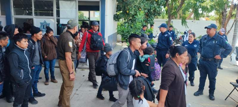 Policía Municipal de Xoxocotlán asegura a 86 personas indocumentadas