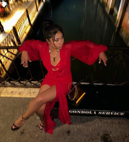 Yalitza Aparicio inspira con un vestido transparente rojo y sandalias de tacón en Venecia