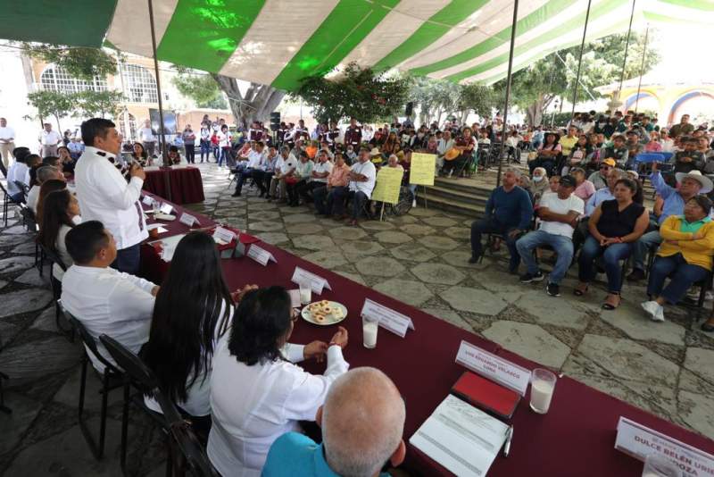 El Gobierno del pueblo invierte en infraestructura educativa y atiende rezagos sociales en Santa María Camotlán