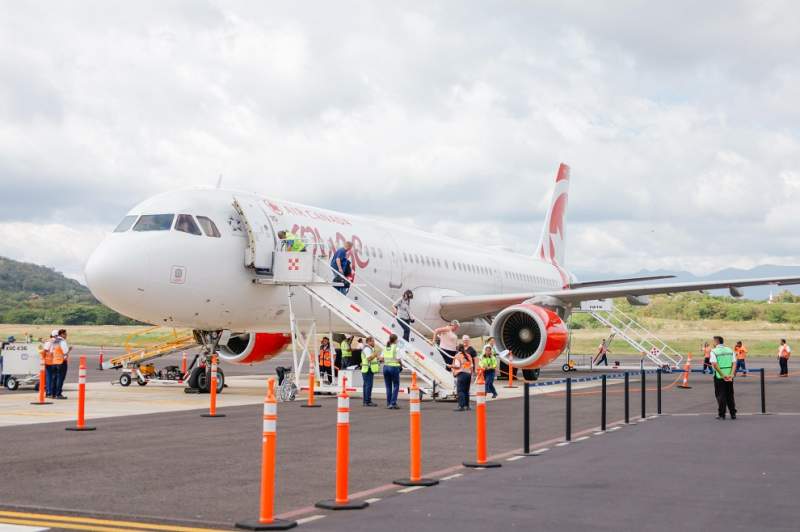 Recibe Huatulco primer vuelo de Air Canada Vacations de la temporada invernal