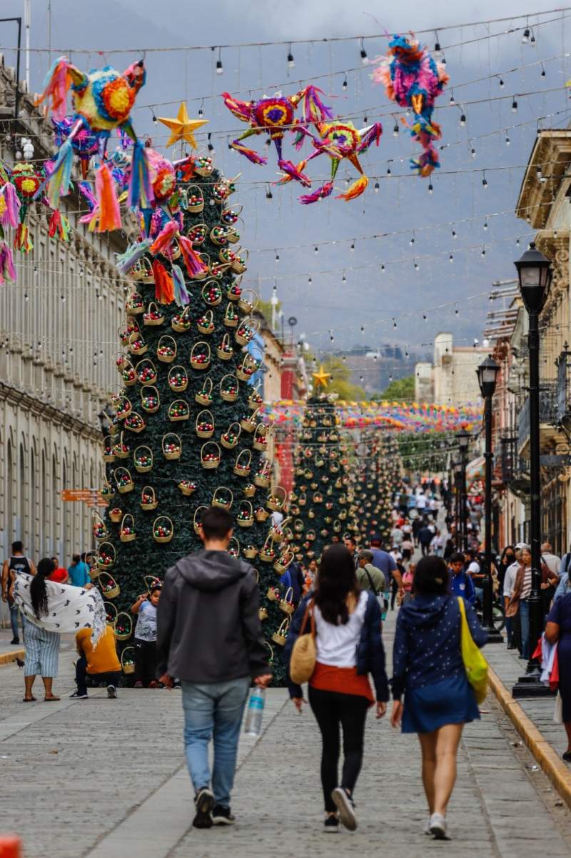 Miles de luces ambientan el Zócalo y calles aledañas de la capital oaxaqueña