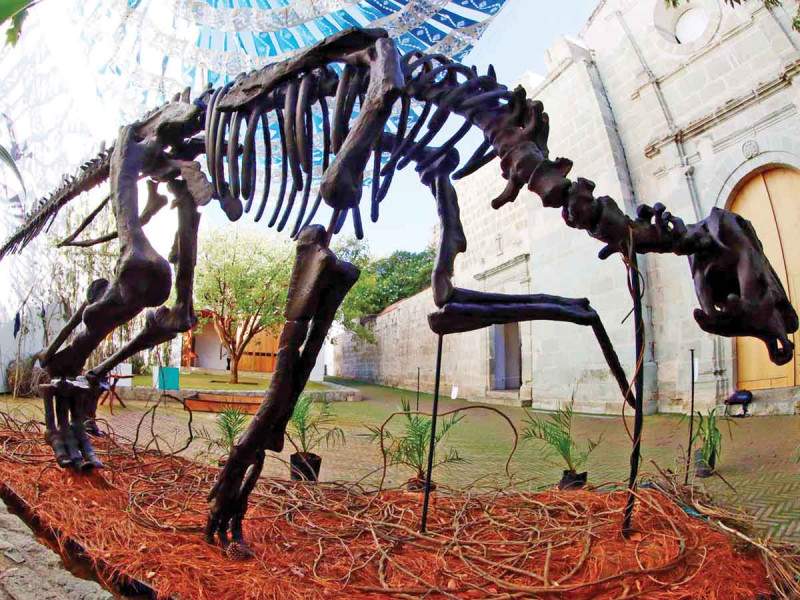 Reproducciones de fósiles de dinosaurios visitan Oaxaca