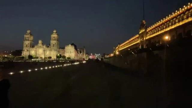 Blindan Palacio Nacional con vallas por portazo de familiares de Ayotzinapa y rumbo al 8M