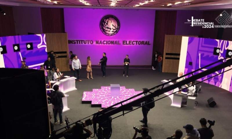 Transforman Sala de Sesiones del INE en escenario para debate presidencial