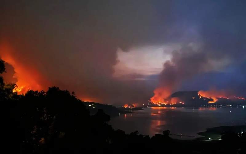 Incendio consume bosque y zona turística de Valle de Bravo