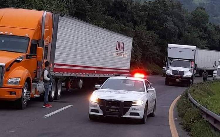 Cierre en autopista Puebla-Orizaba por derrumbe de tierra lleva más de 12 horas